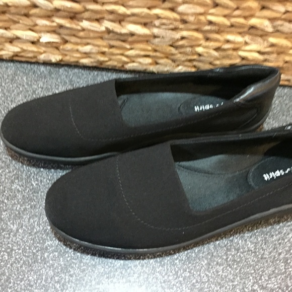 Easy Spirit Black Gift 2 Slip-on Shoes - Picture 7 of 14